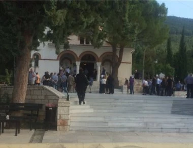 Φίλοι και συγγενείς αποχαιρέτησαν τον φαρμακοποιό που δολοφονήθηκε στο Νέο Ψυχικό (φώτο)